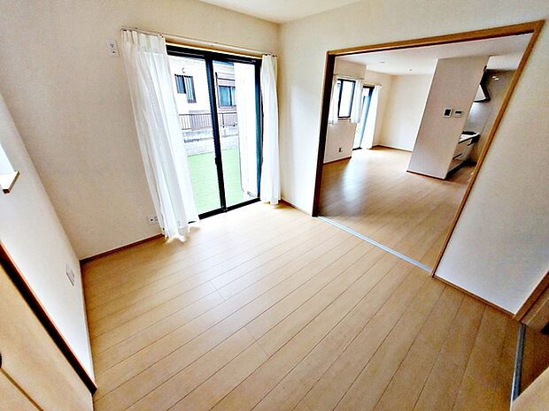 【LDK隣接洋室5.25帖】 南向きの洋室は日当たりが良く、明るい日差しが心地よく差し込む空間です。