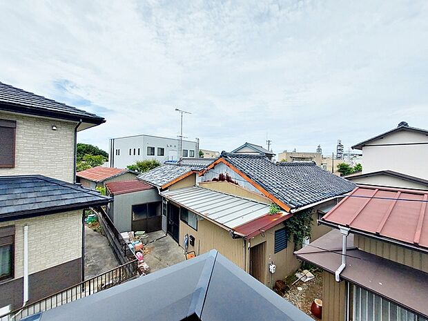 バルコニーからは閑静な街並みを望むことができ、外の空気を感じながら過ごせるスペースです。日常の中で外の景色を眺めることで気分転換もしやすく、ほどよい開放感も感じられます。