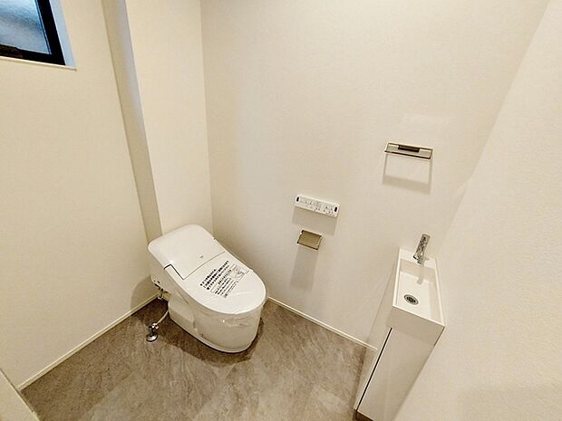 【1階トイレ】 各フロアに1か所ずつシャワー機能付きトイレを設置しており、朝の忙しい時間帯でもスムーズに利用できるため、混雑の軽減にもつながります。