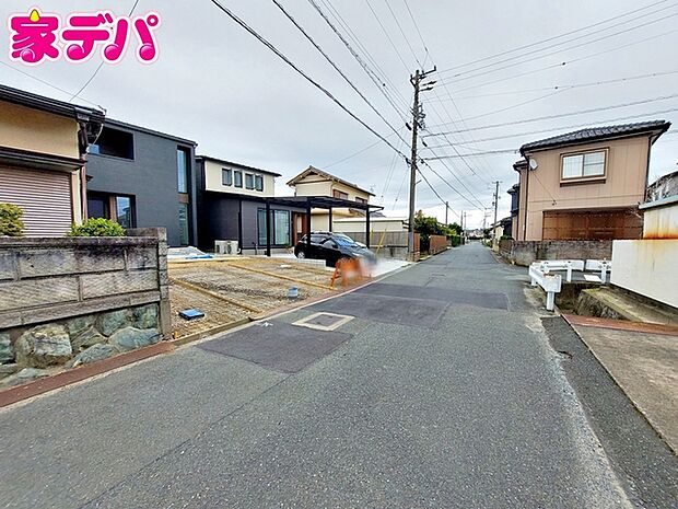 前面道路：南側約5.3ｍ幅。 前面道路は約5.3ｍあり、車の出し入れや駐車もスムーズに行えます。