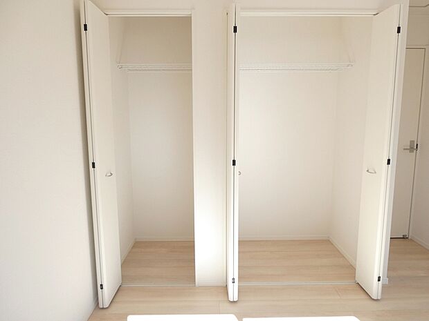 【施工例】パイプハンガー付きのクローゼットは服を畳まず収納でき大切な衣類をシワや日焼けから守ります