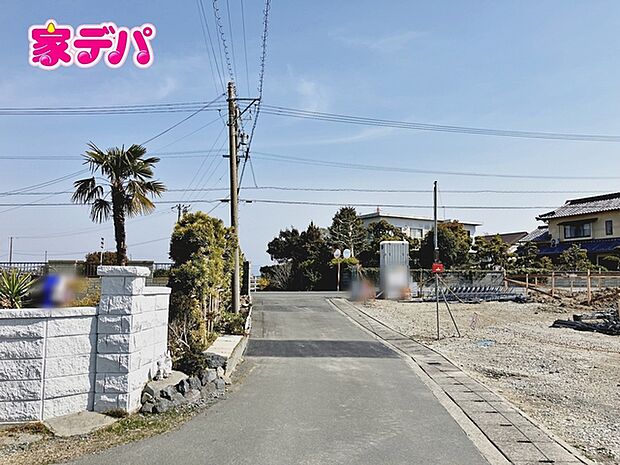 前面は車通りの少ない道路です。