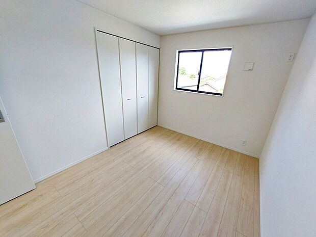 【洋室6帖】 お子様にとっての初めての「自分の部屋」としても使いやすく、学習机やベッドの配置もしやすい広さがあります。将来的には個室としても使いやすく、生活スタイルの変化にも対応しやすいのが特徴です。