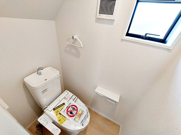 【トイレ】 1階・2階ともにシャワー機能付きトイレを設置しています。小窓付きのため換気もしやすく、空気の入れ替えがスムーズに行えるのもポイント。