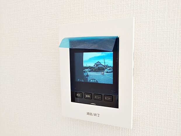 【TVモニター付きインターホン】 訪問者の顔を室内から確認して応対できるため、玄関を開ける前に相手を把握しやすくなります。来客対応や不在時の確認にも役立ち、日常の安心感につながります。
