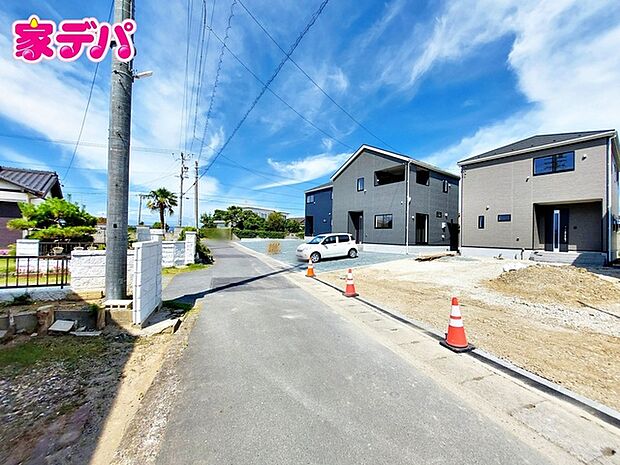 前面道路:西約3.8m幅。 前面道路は車通りが少なく、落ち着いた住環境が魅力です。お子様も安心して過ごしやすく、車の出入りや歩行もしやすい環境です。