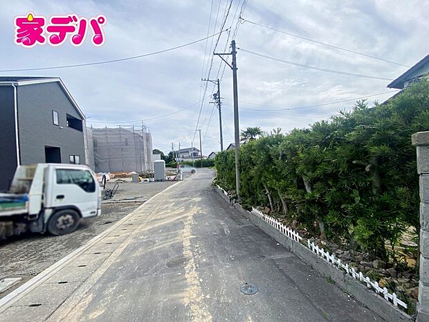 前面は車通りの少ない道路です。