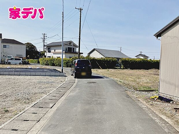 前面は車通りの少ない道路です。