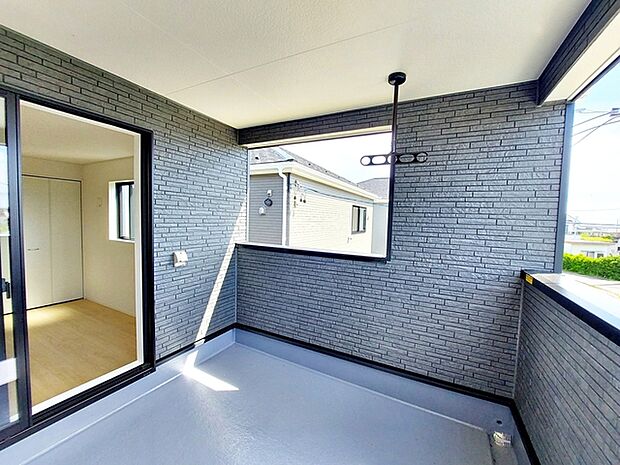【バルコニー】 2部屋からアクセス可能なインナーバルコニーです。急な雨の日でも洗濯物が濡れにくく、安心してお使いいただけます。