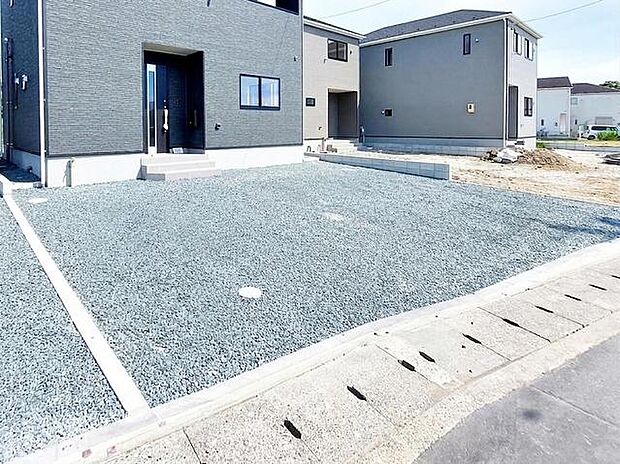 並列3台駐車可能なゆとりあるカースペース。玄関の目の前まで車を寄せられるので、雨の日や荷物が多い日も移動がスムーズ。毎日のお買い物やお出かけの際にも便利で、使い勝手の良い駐車スペースです。
