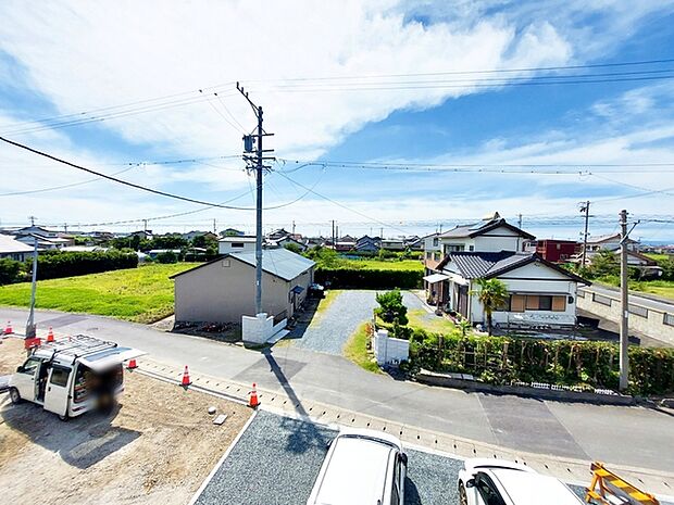 バルコニーからは閑静な街並みを望むことができ、外の空気を感じながら過ごせるスペースです。日常の中で外の景色を眺めることで気分転換もしやすく、ほどよい開放感も感じられます。