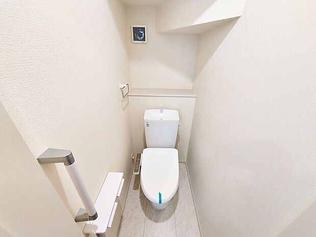 【トイレ】 各フロアに1か所ずつシャワー機能付きトイレを設置しており、朝の忙しい時間帯でもスムーズに利用できるため、混雑の軽減にもつながります。