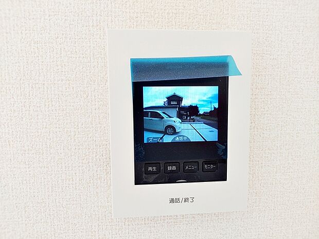 【TVモニター付きインターホン】 玄関まで行かずに室内から来客確認ができるため、手が離せない時でも応対ができます。家事中や作業中でもそのまま対応でき、移動の手間を減らしながら来客対応が行えます。 