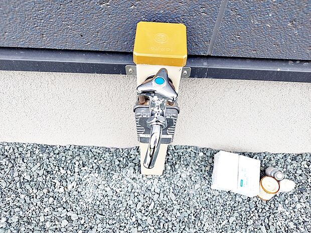玄関横に立水栓があるので、お庭の水やりや洗車、外まわりのお掃除もスムーズ。夏にはお子様の水遊びにも活用でき、屋外でのさまざまなシーンで便利に使える、うれしい設備です。 