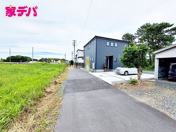 前面道路：北側約4ｍ幅。 前面道路は見通しが良く、車の移動や駐車もスムーズに行えます。毎日の通勤やお買い物などのお出かけも快適で、ゆとりを持って車を出し入れできるのが魅力。