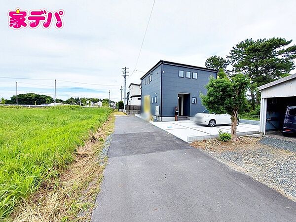前面道路：北側約4ｍ幅。 前面道路は見通しが良く、車の移動や駐車もスムーズに行えます。毎日の通勤やお買い物などのお出かけも快適で、ゆとりを持って車を出し入れできるのが魅力。