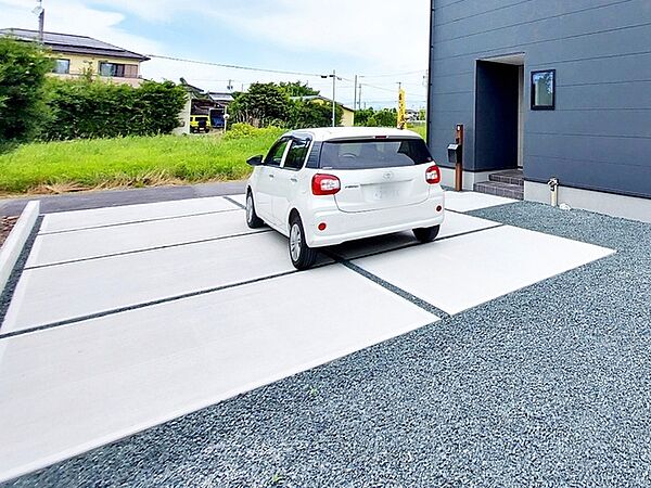 駐車場は2台分を確保し、並列で駐車できます。車同士の入れ替えが不要なので、毎日の車の出し入れもスムーズ。駐車しやすく、お車をよく利用する方にも使い勝手の良い駐車スペースです。