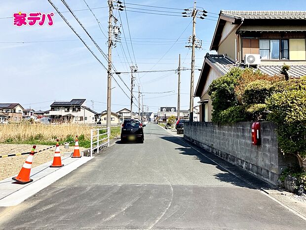 前面道路が5.6mと広いので運転が苦手な方にも安心です