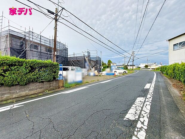 前面道路は公道で、車のすれ違いもらくらく広々7.3mの幅があります