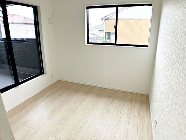 お子様にとっての初めての「自分の部屋」としても使いやすく、学習机やベッドの配置もしやすい広さがあります。将来的には個室としても使いやすく、生活スタイルの変化にも対応しやすいのが特徴です。
