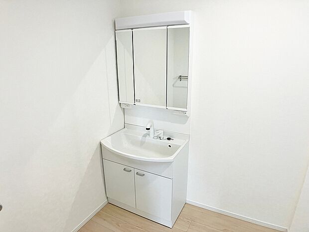 【洗面台】 収納力と機能性に優れた洗面台で、タオルや洗面用品などをすっきりと整理できます。