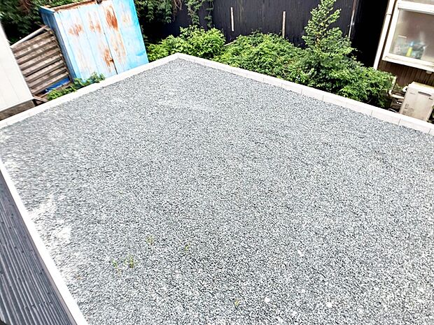 リビングと庭がつながる間取りで、室内と屋外を行き来しやすい動線です。お子さまやペットとの時間を楽しんだり、ガーデニングや家庭菜園など、ご家族のライフスタイルに合わせてお庭を活用できます！ 
