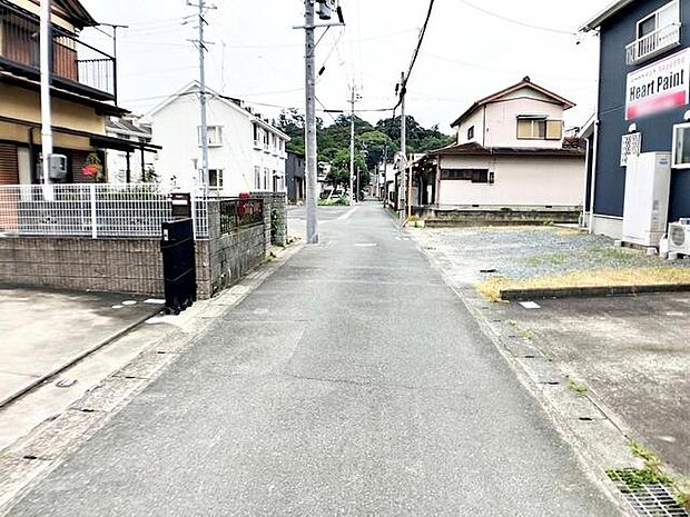 前面道路：北側約4ｍ幅。 前面道路も広く車通りも少ないので、運転が苦手な方でも自分のペースで駐車ができます 