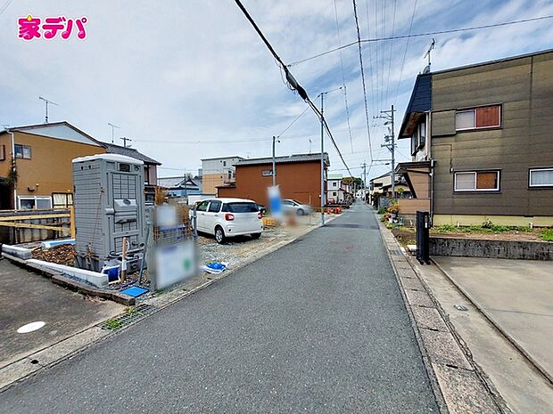 前面は車通りの少ない道路。お車の出し入れが苦手な方も安心ですね。