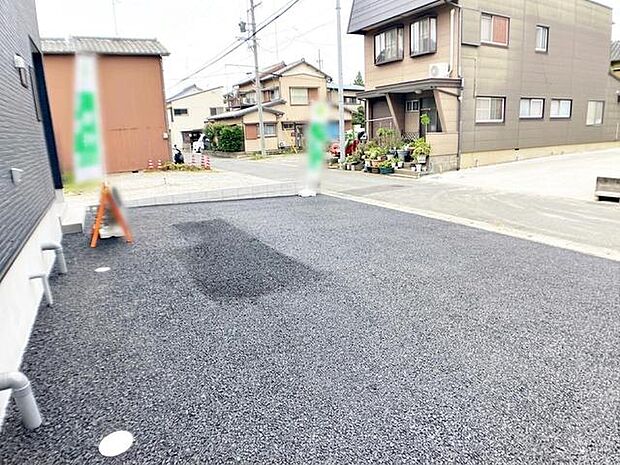 広々4台並列駐車可能なカースペースを確保！ご家族それぞれがお車をお持ちの場合はもちろん、お友達やご親族が遊びに来た際にも困りません。来客時にも安心してお迎えできる、ゆとりのある駐車スペースです。 