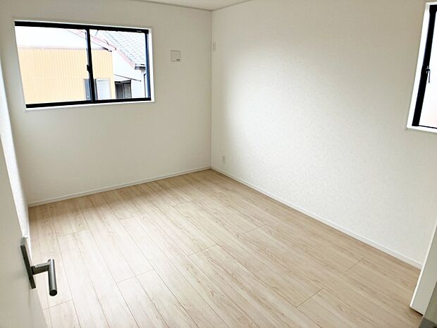 【洋室6帖】 腰窓を採用した洋室で、家具やデスクの配置がしやすくレイアウトの自由度が高いのが特徴です。子供部屋や書斎としても使いやすく、日差しを取り込みながら快適にお過ごしいただけます！ 