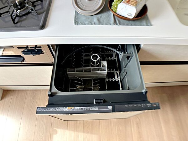 【食器洗浄乾燥機】 高温での洗浄により、手洗いでは落としにくい油汚れや細かな汚れも落としやすく、衛生的に管理できます。まとめ洗いができるため、洗い物の回数を減らしながら効率よく片付けが進められます。