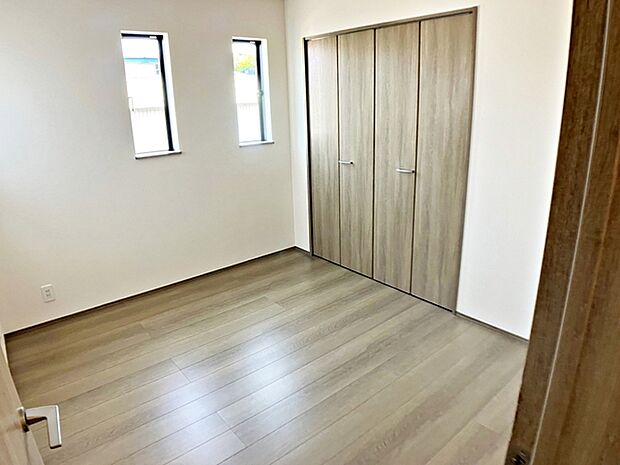 【洋室5.25帖】 お子様の一人部屋として使いやすい広さの居室で、成長に合わせて長くご利用いただけます。クローゼット付きで収納もしやすく、自然とお片付けの習慣が身につきやすい環境です!