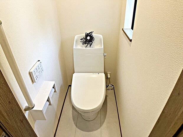 【トイレ】 温水洗浄便座付きで、日常的に快適にお使いいただけるトイレです。窓があるため換気もしやすく、空気の入れ替えがスムーズに行えるのもポイント。