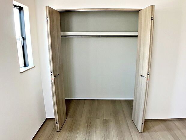全居室に収納が備わっており、衣類や雑貨、お子様のおもちゃなどもしっかり整理できます。各部屋をすっきりと使いやすく、生活スペースを有効に活用できます！ 