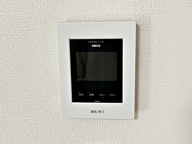 【TVモニター付きインターホン】 留守中の来訪者画像を自動で録画・保存できる録画機能を内蔵。防犯性に優れた安心のシステム。スッキリとしたデザインで、誰でも簡単に操作していだけます。