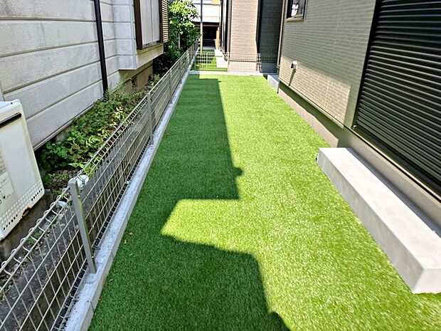 人工芝付きの庭は、プランターでガーデニングやお子様の遊び場など多目的に活用できます。見た目も美しく、お手入れの負担も抑えられるため、毎日気持ちよく過ごせる開放感あふれるスペースです。 