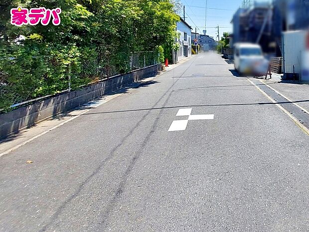 前面道路:北側約6m幅 前面約6m幅の道路に面しており、車の通行や駐車もゆとりを持って行える広さです。毎日のお出かけやお買い物の際もスムーズで、運転が苦手な方でも安心して車の出し入れができます。