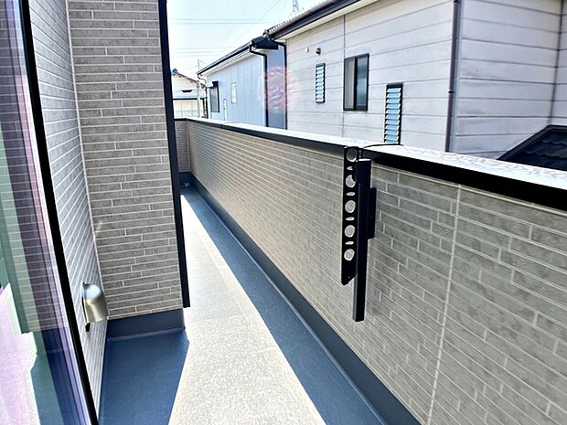 【バルコニー】 2部屋から出入りが可能なバルコニーで、日当たりの良さも魅力です。洗濯物や布団干しにも使いやすく、室内からの動線もスムーズ。