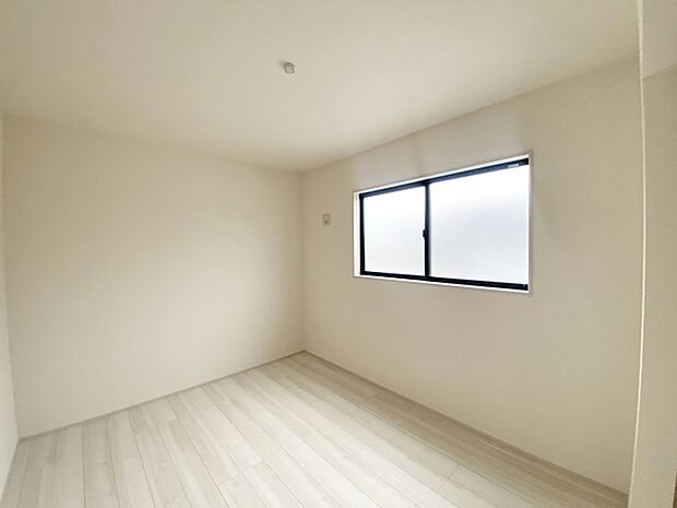 【洋室5.63帖】 お子様にとっての初めての「自分の部屋」。学習机やベッドの配置もラクラクです。