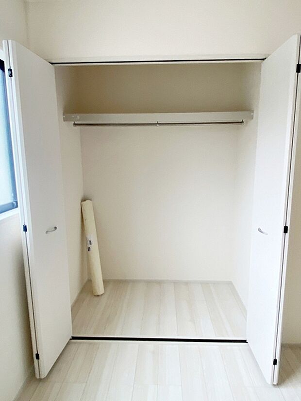 パイプハンガー付きのクローゼットは服を畳まず収納でき大切な衣類をシワや日焼けから守ります。