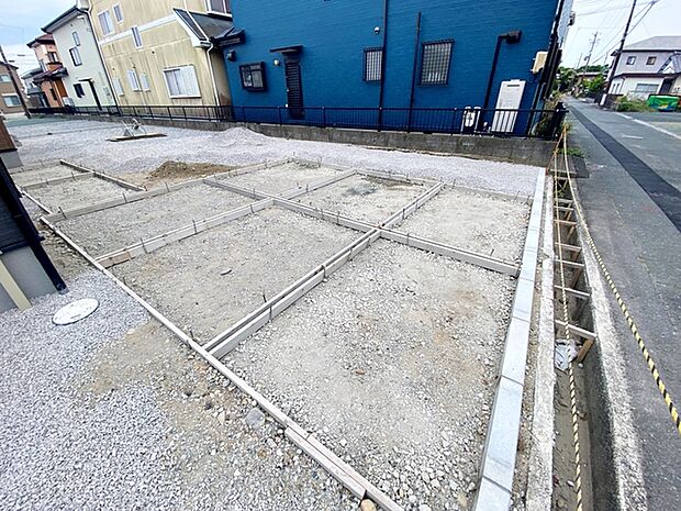 駐車場は3台分を確保、並列で駐車できます。