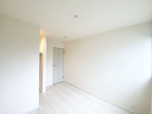 【洋室5.16帖】 お子様の一人部屋に最適な居室です。ウォークインクローゼット付きで自然とお片付けできる環境に！ 