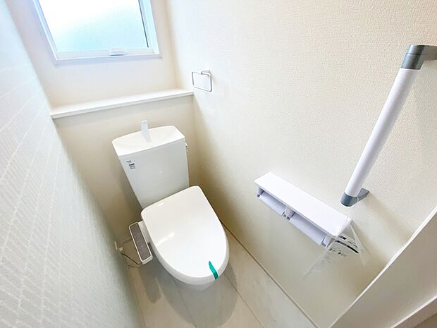 【トイレ】 2ヶ所にシャワー機能付トイレを設置しており、忙しい朝の混雑も解消!