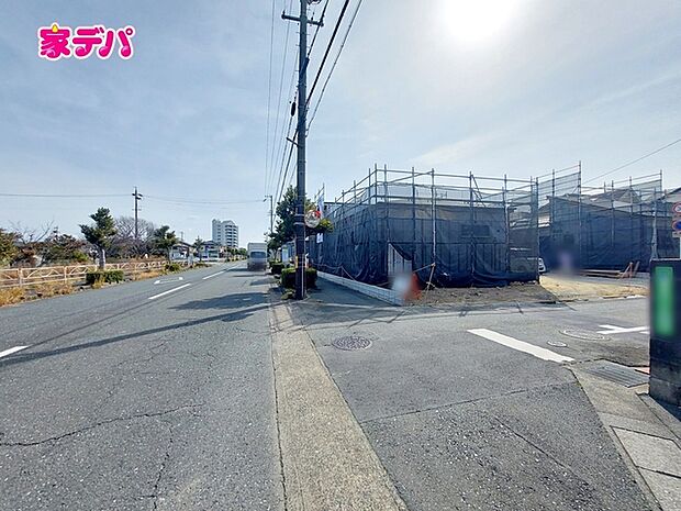 前面道路は公道で、車のすれ違いもらくらく広々9.5mの幅があります