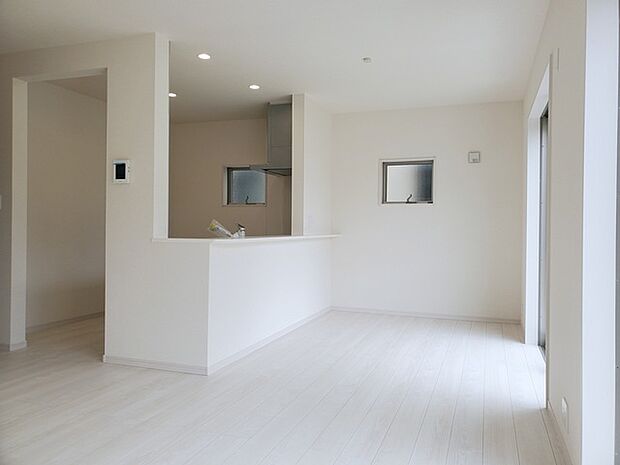 【施工例】のんびりくつろぐソファや、お食事を楽しむダイニングセットを置いても圧迫感はありません。