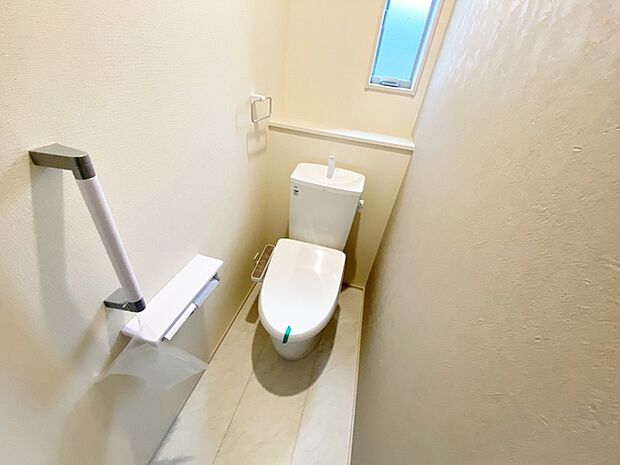 【トイレ】 シャワー機能付トイレを2ヶ所に設置！小窓が付いている為換気もスッキリして頂けます。 