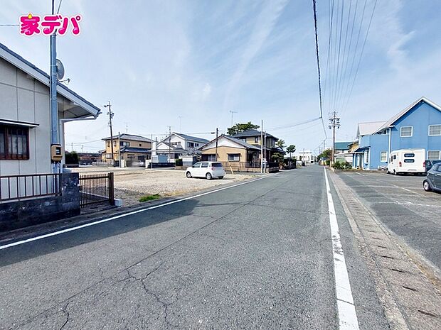 前面道路は公道で、車のすれ違いもらくらく広々6.9mの幅があります