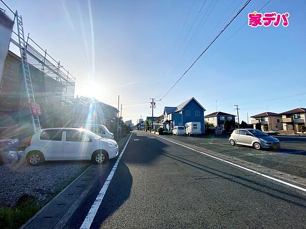 前面道路は公道で、車のすれ違いもらくらく広々6.9mの幅があります