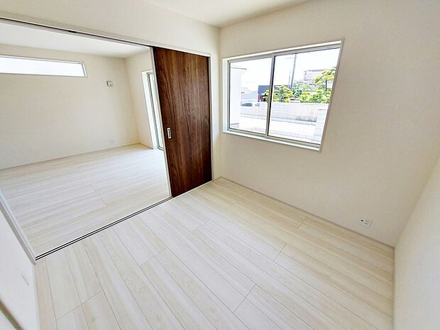 【洋室4.5帖】 リビングとつながるお部屋は来客時の使用や、ちょっと疲れた時にお昼寝できるのも嬉しいですね!