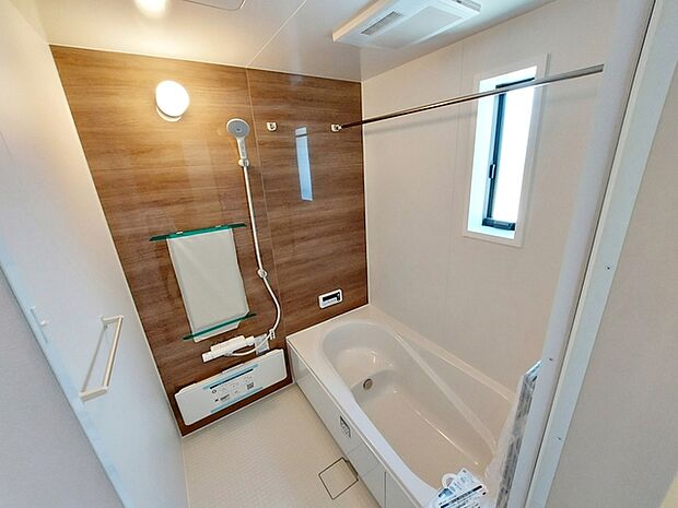【浴室】 ゆったりと入れる1坪タイプのお風呂が魅力!便利な追い炊き機能付きです!